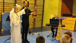 muzyk pokazuje dzieciom skrzypce