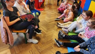 Uczniowie czytają wiersze przedszkolakom