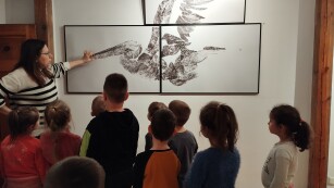 dzieci oglądają wystawę prac plastycznych p.t. Czas