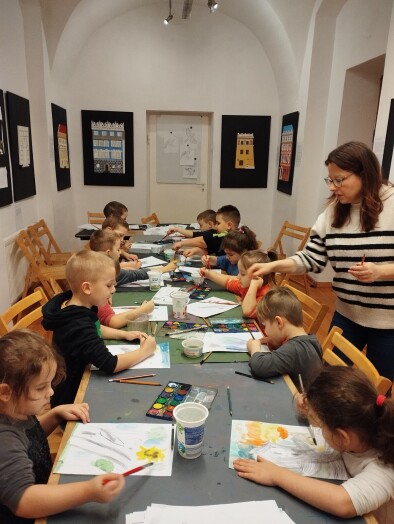 dzieci malują farbami na zajęciach w Domu Kultury