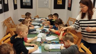 dzieci malują farbami na zajęciach w Domu Kultury