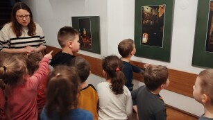 dzieci oglądają wystawę fotograficzną pt. Lublin nocą