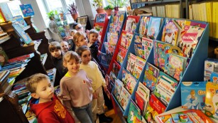dzieci w dziale - księgarnia