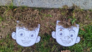 papierowe twarze z włosami z trawy