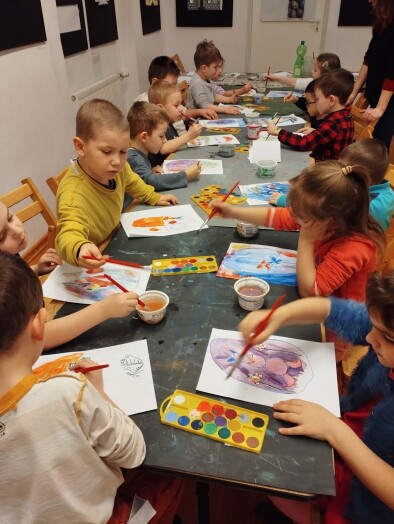 dzieci malują farbami pisanki