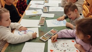 dzieci rysują pastelami pisanki