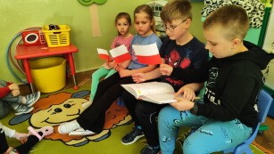 dzieci ze świetlicy czytają wiersze o Polsce