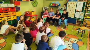 strasi koledzy czytają młodszym, w sali przedszkola