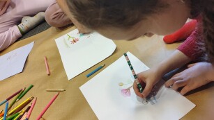 dziewczynka rysuje własną książeczkę