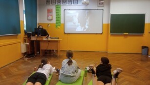 uczniowie oglądają film podczas Wieczoru Filmowego